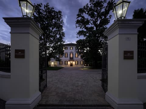 The Foscarini, Front of property