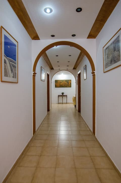 Almira Inn, Interior entrance