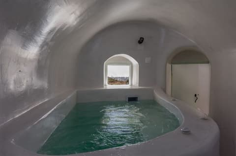 Exi Castle Suites, Indoor spa tub