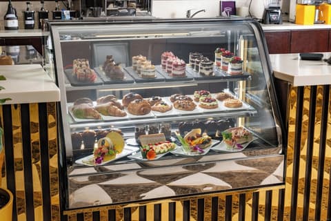 Millennium Al Aqeeq Hotel, Cafe