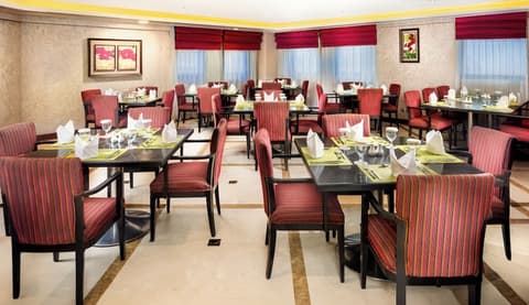 Millennium Al Aqeeq Hotel, Restaurant
