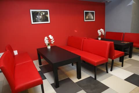 City Express Hostel, Reception