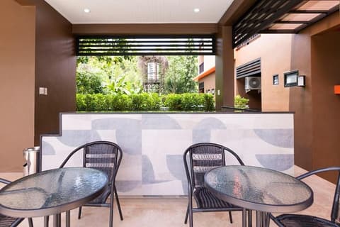 Thip Thip Hotel, Reception