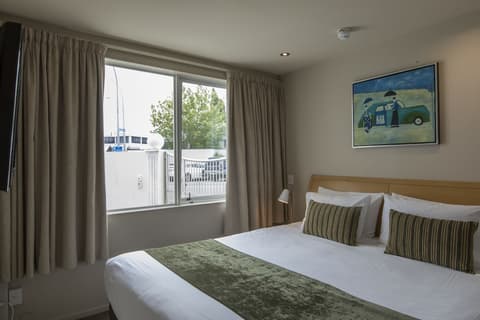 Quest on Durham, Room