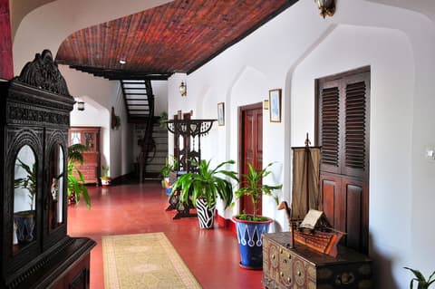 Dhow Palace Hotel, Lobby