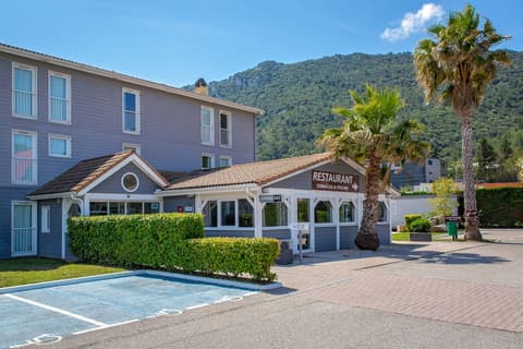 ibis Styles Aubagne Gemenos, Front of property