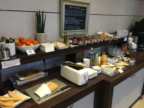 Hôtel Pont Rouge, Carcassonne, Breakfast buffet