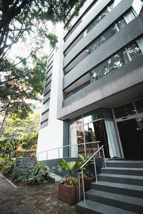 Sites Hotel, Front of property