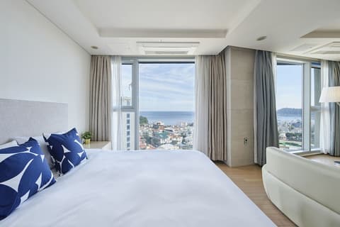 The Island Blue, Room