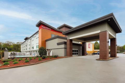 La Quinta Inn & Suites by Wyndham Knoxville Papermill, Exterior