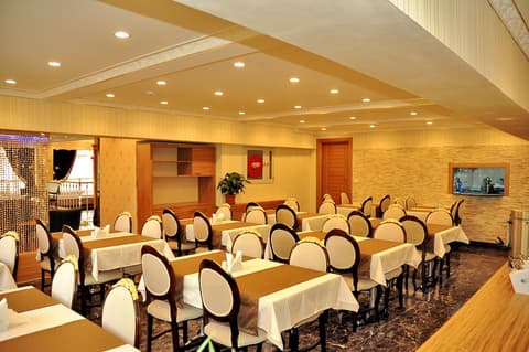 Alfa Hotel, Restaurant