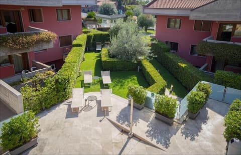 Catania Hills Residence, Property grounds