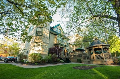 Dundee Arms, Property grounds