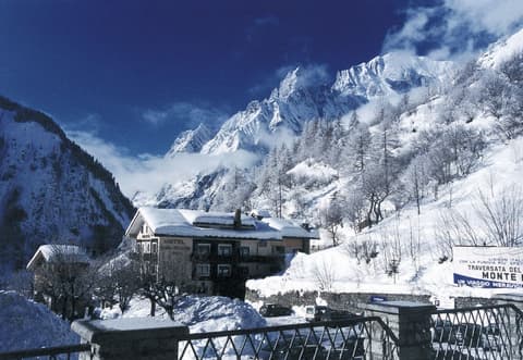 Hotel La Vallee Blanche, Front of property