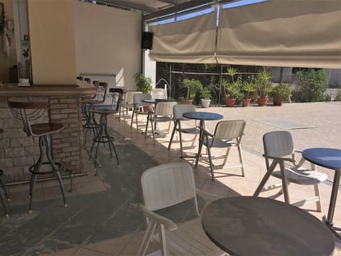 Captain's Studios & Apartments, Poolside bar