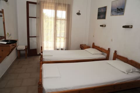 Captain's Studios & Apartments, Room