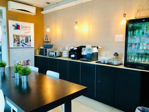 Quint's Travelers Inn, Room