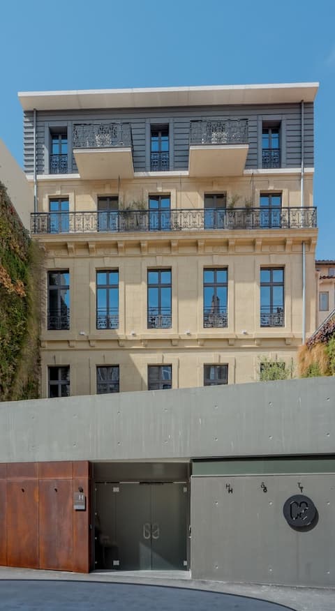 C2 hôtel, Front of property