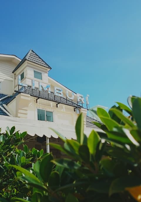 Limburi Hometel, Front of property