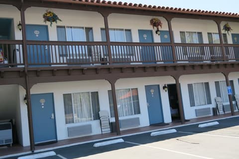 Sunset Motel, Front of property