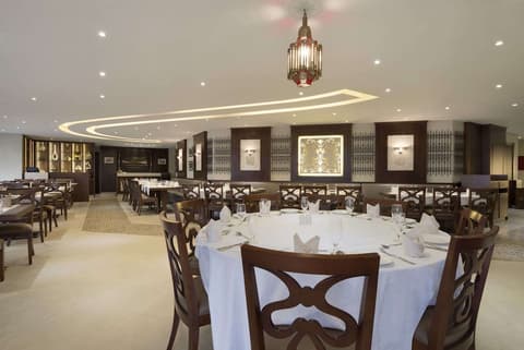 Ramada by Wyndham Abu Dhabi Corniche, Restaurant