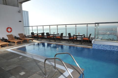 Ramada by Wyndham Abu Dhabi Corniche, Rooftop pool