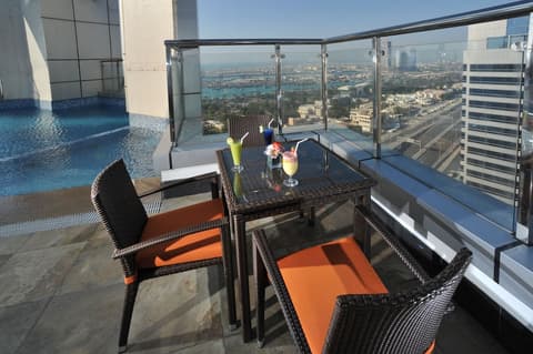 Ramada by Wyndham Abu Dhabi Corniche, Outdoor pool