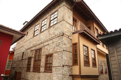 Alp Pasa Gazetta - Special Class, Property entrance