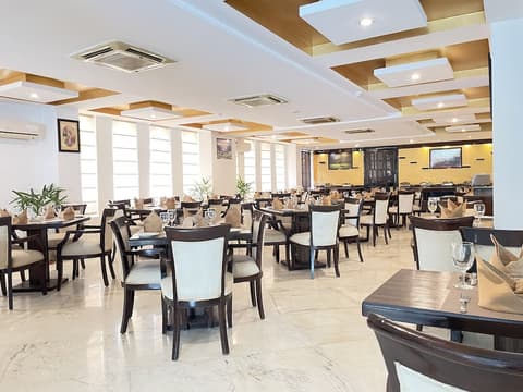 Surasena Regalvista, Restaurant