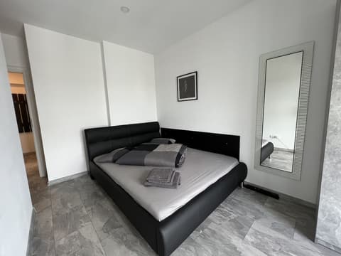 Cozy 2-Room Penthouse Lakeview W14, Room