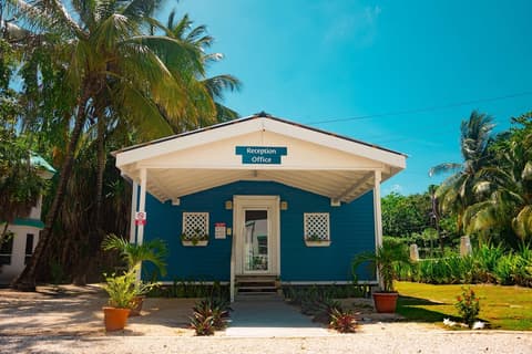 Best Western Grand Baymen Gardens, Reception