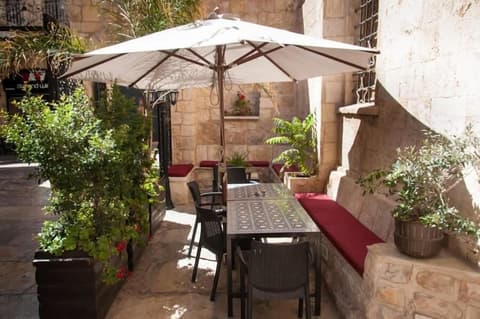 Gloria Hotel, Front of property