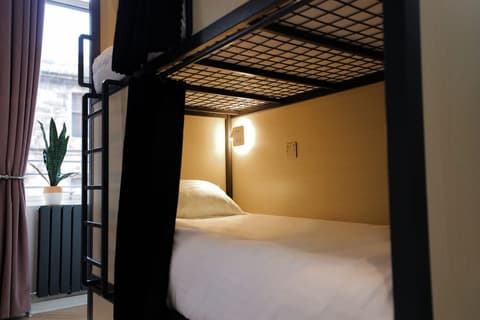 Revolver - Hostel, Room