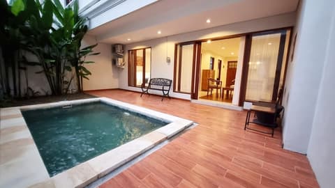 Omatha Village, Room