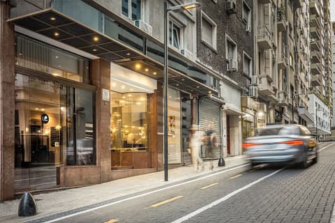 Up Retiro, Front of property