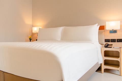 GLOW Mira Karon Beach, Room