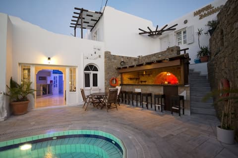 Zannis Hotel, Exterior