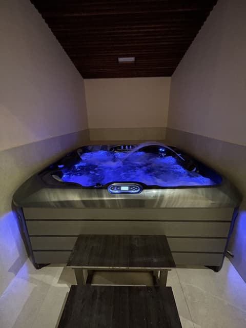 Apartamentos Las Indianas, Indoor spa tub
