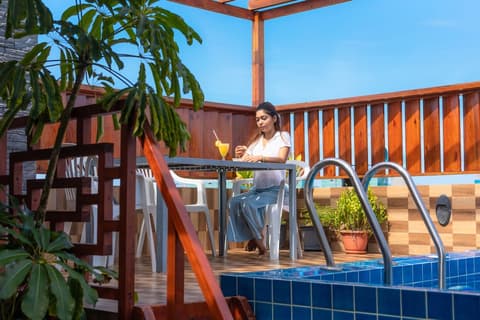 White Beach Holiday, Family dining