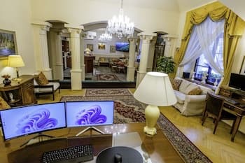 FLEUR DE LIS HOTEL, Reception