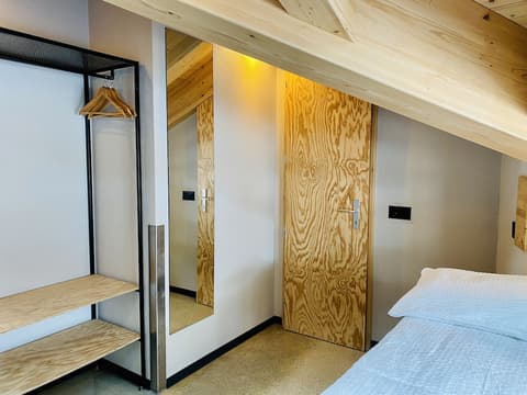 Peaky Riders Self Check-in Hotel, Room