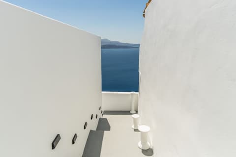 Evanthia Best View, Reception