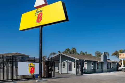 Super 8 by Wyndham Bakersfield Ca, Exterior