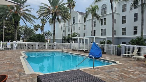 Montreal Suites, Outdoor pool