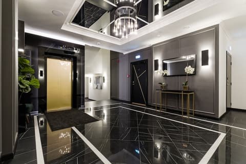 Bob W Avangard, Interior entrance