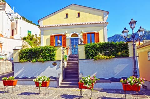 Villa Maria, Front of property