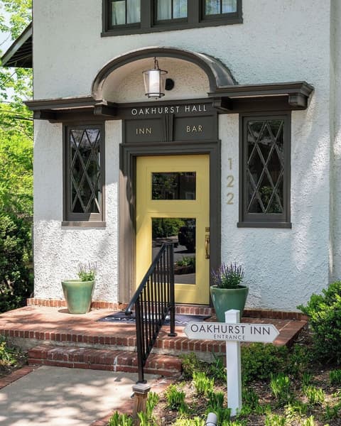 Oakhurst Inn at the University, Front of property