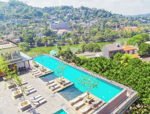 Thilanka Hotel, Sundeck