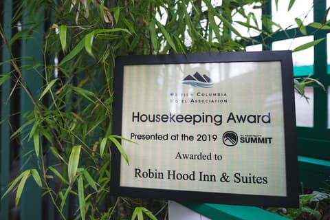 Robin Hood Inn & Suites, Property grounds