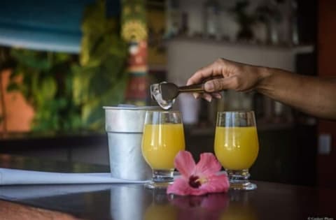 Barracuda Resort, Poolside bar